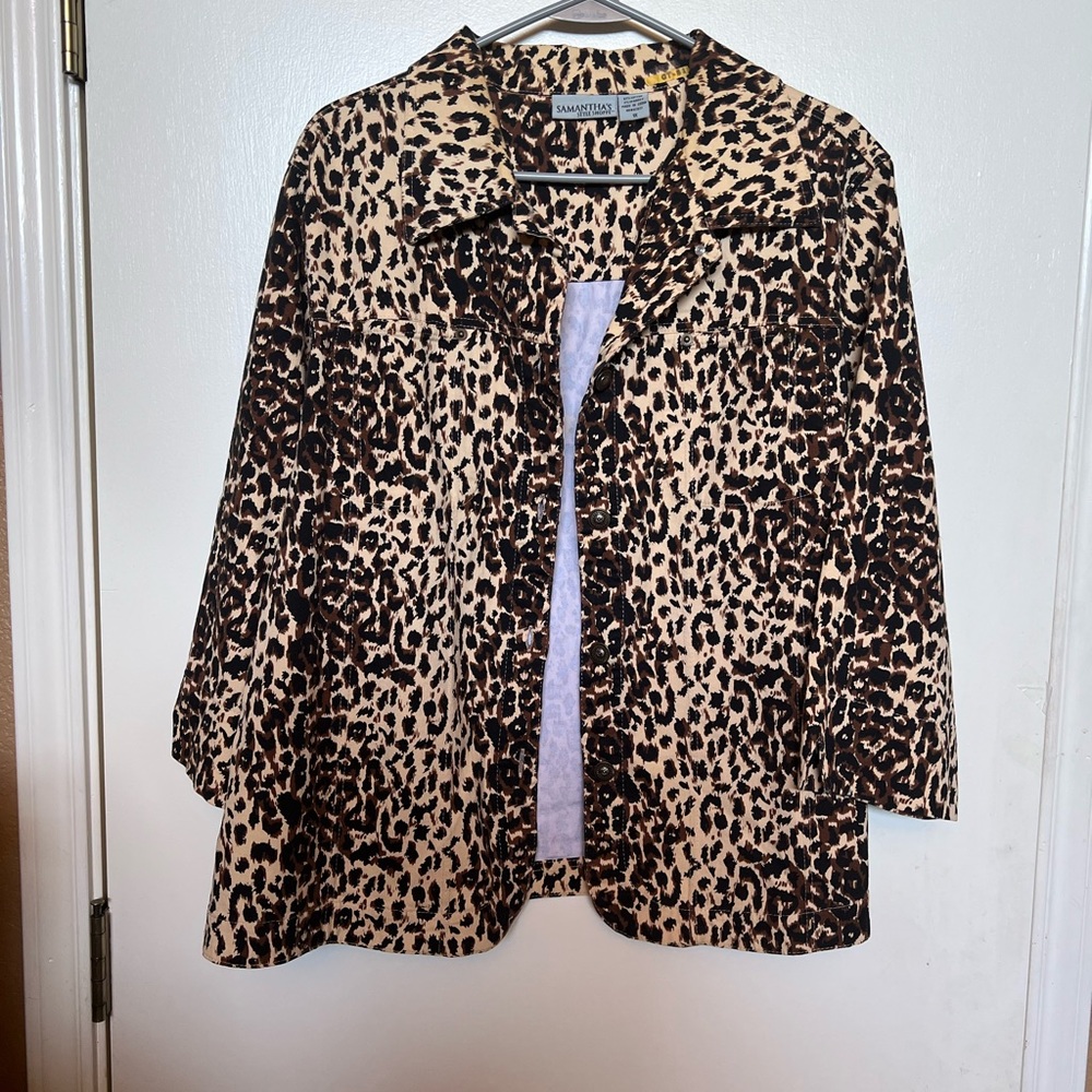Lightweight three-quarter sleeve jacket.
